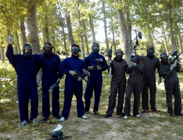 Grupo con monos azules